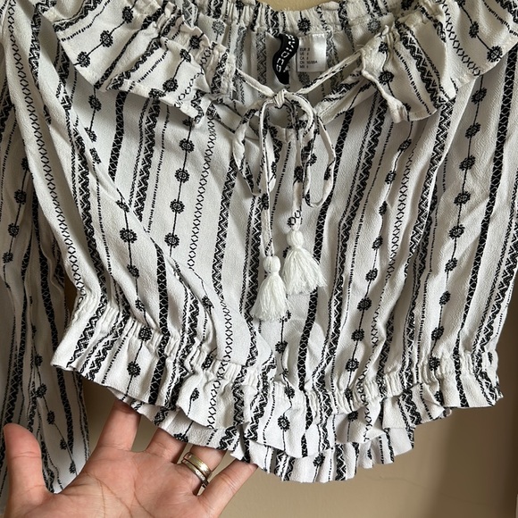 Divided Black and white patterned long sleeves crop top size 6 - Picture 4 of 5